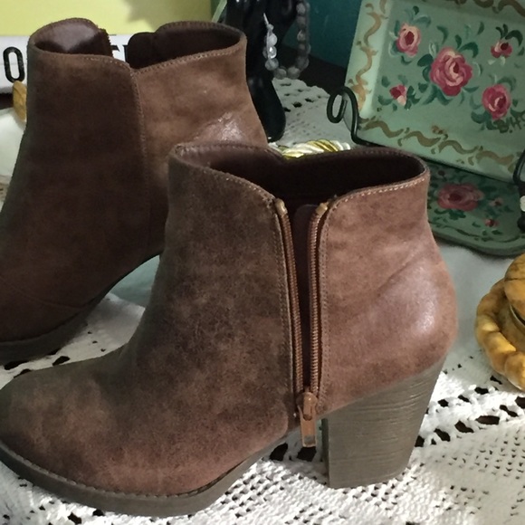 Natural Reflections heeled booties - Picture 4 of 5